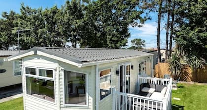 Dog Friendly* Lovely Caravan by the Beach at Lyon’s Lido Beach Prestatyn