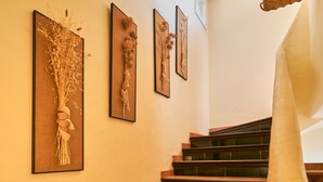 Eine Treppe mit Holzboden und einer Wand mit gerahmten Kunstwerken.