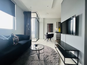 Appartement Design | Aire de séjour | Téléviseur à écran plat de 40 po avec télévision par câble, téléviseur