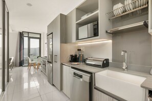 Design Apartment | Dapur kecil peribadi | Peti sejuk/penyejuk beku saiz penuh, ketuhar gelombang mikro, ketuhar 