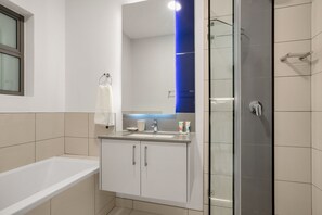 Appartement Exclusif | Salle de bain | Sèche-cheveux, serviettes fournies, savon, shampoing