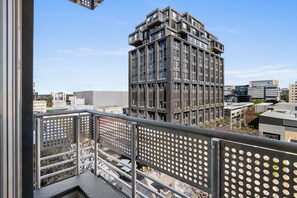 Un immeuble de grande hauteur doté d’une architecture moderne, avec des balcons et de grandes fenêtres.