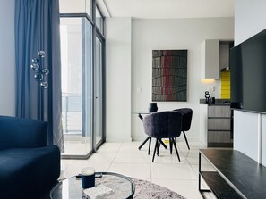 Appartement Design | Repas dans la chambre