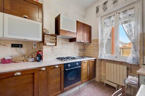 Fridge, microwave, oven, stovetop - Apartment "A due passi dal mare" with Mountain View, Balcony & Wi-Fi (Pietra Ligure)