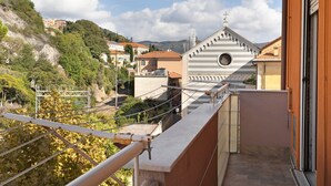 A balcony with a view of a church and surrounding buildings. - Apartment "A due passi dal mare" with Mountain View, Balcony & Wi-Fi (Pietra Ligure)