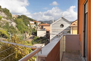 Property grounds - Apartment "A due passi dal mare" with Mountain View, Balcony & Wi-Fi (Pietra Ligure)