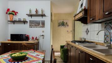 Frigorifero, microonde, forno, piano cottura