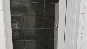 Douche, sèche-cheveux, serviettes fournies