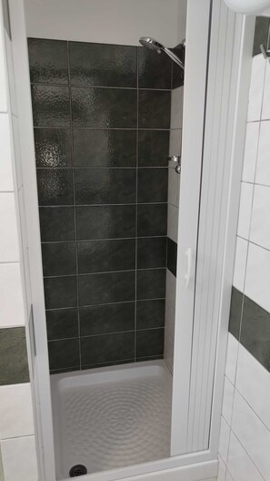 Een douche, een haardroger, handdoeken