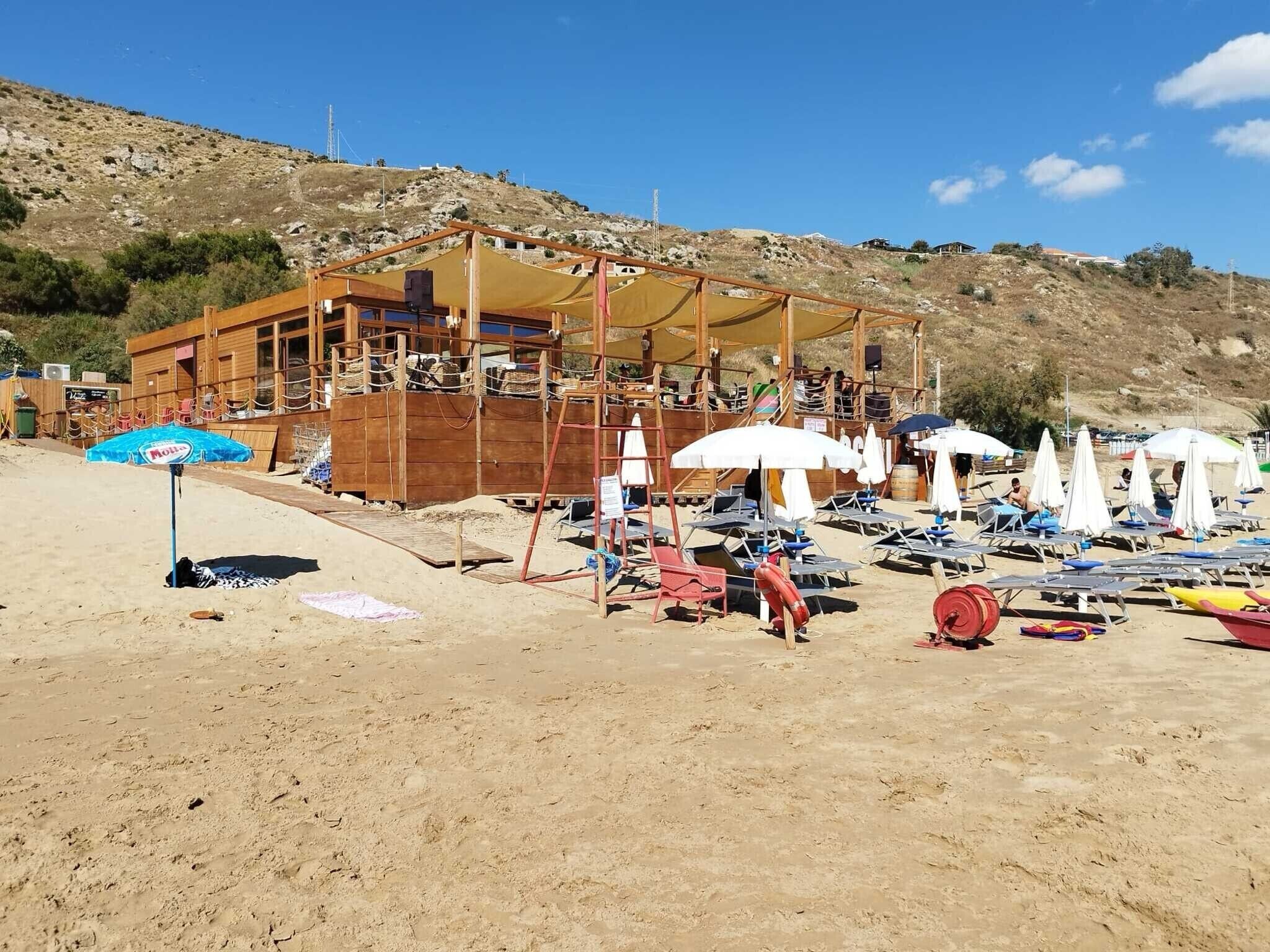 Una spiaggia nelle vicinanze