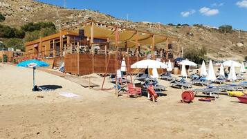 Una spiaggia nelle vicinanze