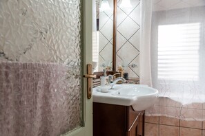 Shower, hair dryer, towels - Apartment 'Le Rondini' with Wi-Fi and A/C (Siculiana)