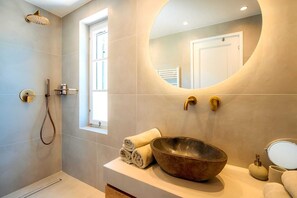 Shower, hair dryer, towels