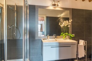 Duschwanne, Whirlpool, Haartrockner, Bidet