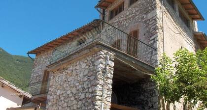 RUSTIC VILLA WITH BEAUTIFUL VIEW OVER THE UMBRIAN VALLEY