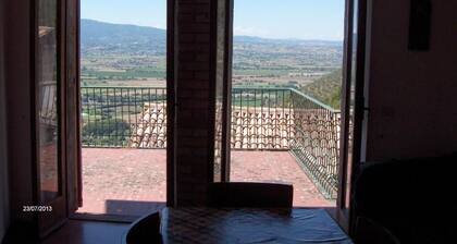 RUSTIC VILLA WITH BEAUTIFUL VIEW OVER THE UMBRIAN VALLEY