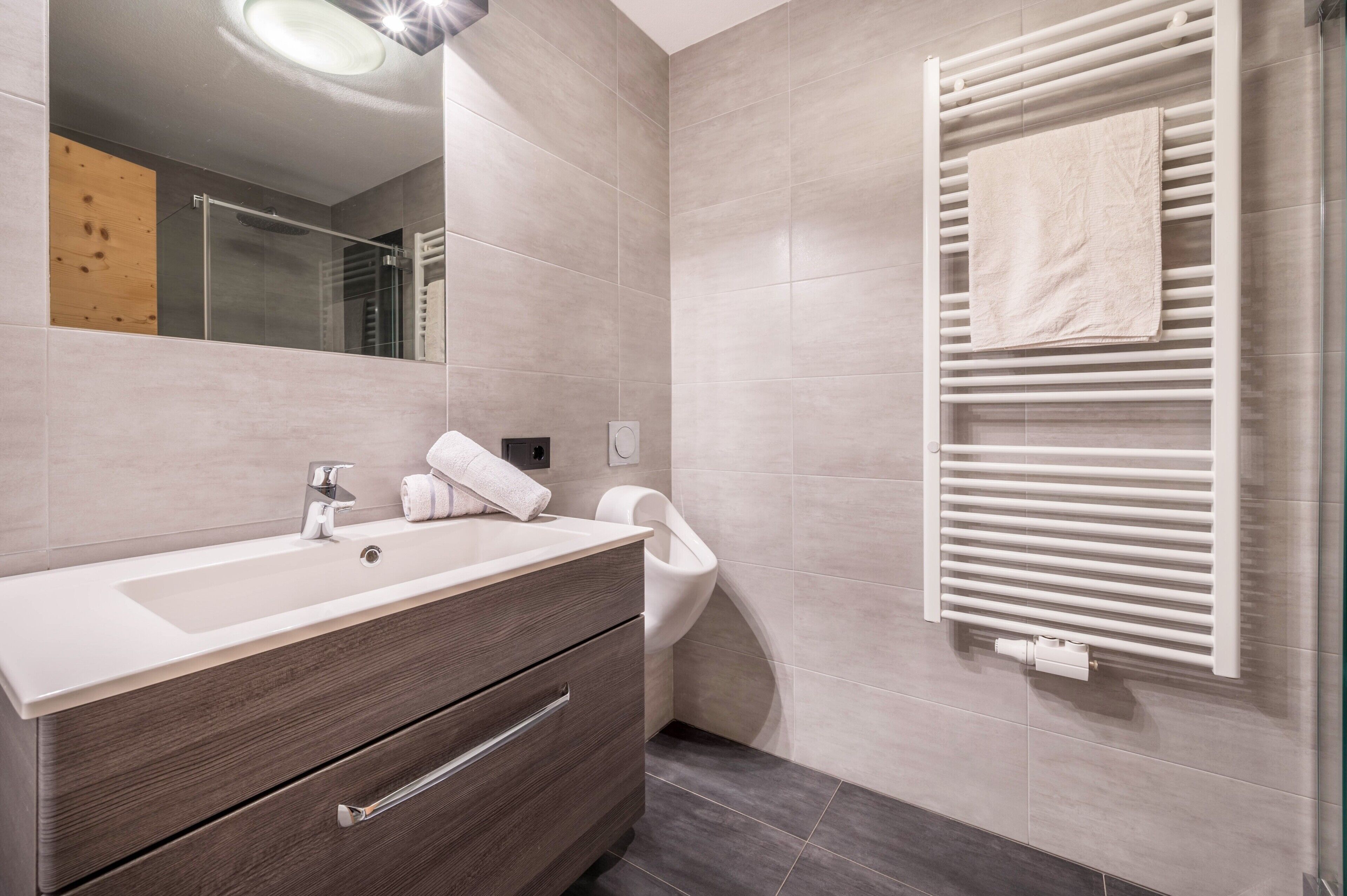 Bruser, hårtørrer, håndklæder