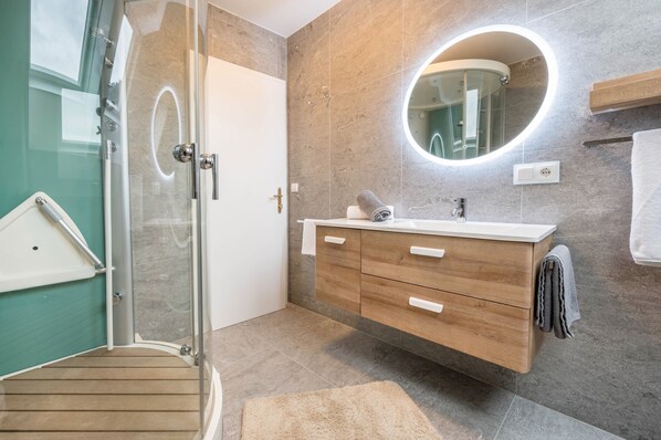 Shower, hair dryer, towels