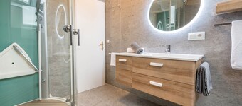Apartment 'Alpen Living - 2nd Floor' with Mountain View, Whirlpool & Wi-Fi