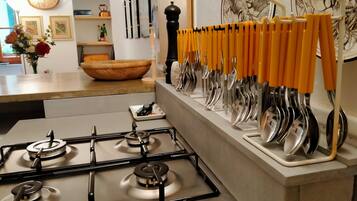 Réfrigérateur, micro-ondes, plaque de cuisson, lave-vaisselle