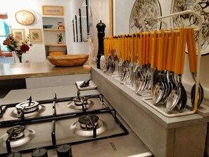 Frigorifero, microonde, piano cottura, lavastoviglie