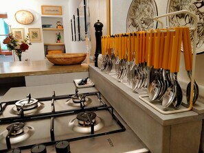 Réfrigérateur, micro-ondes, plaque de cuisson, lave-vaisselle