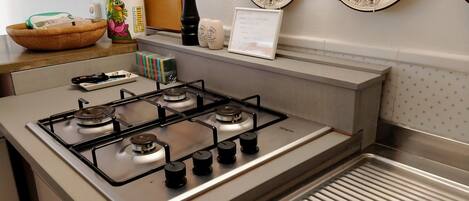 Réfrigérateur, micro-ondes, plaque de cuisson, lave-vaisselle
