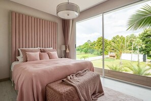 4 quartos, escrivaninha, ferros/tábuas de passar roupa, berço de viagem