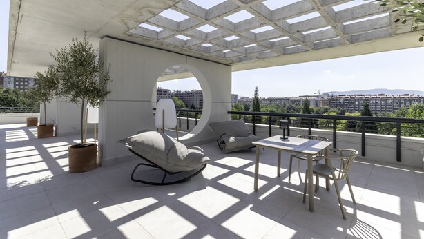 A rooftop terrace with a modern design, featuring a seating area with a sofa and chairs, a small table, and potted plants. - Líbere Pamplona Yamaguchi (Pamplona)