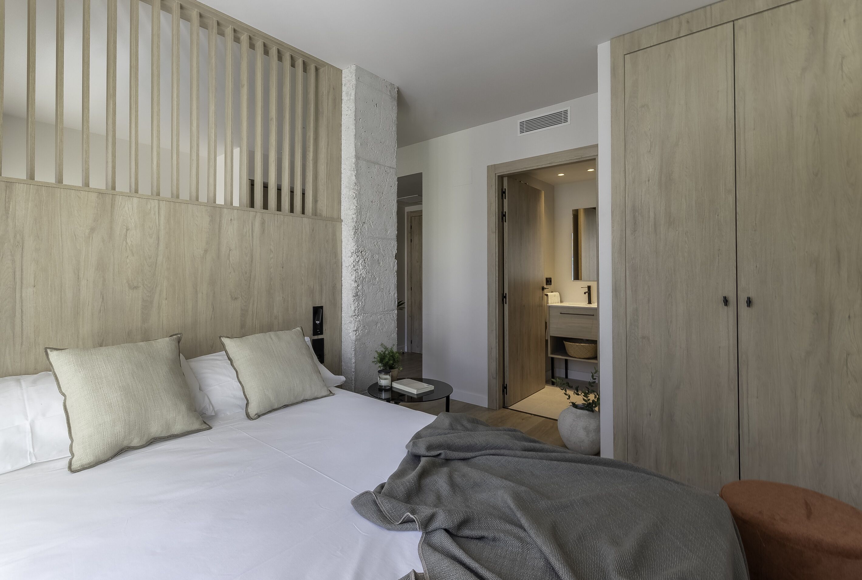 Estúdio | Espaço de trabalho para notebook, cortinas blackout