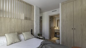 A modern bedroom with a large bed, a wooden wardrobe, and a small bedside table. - Líbere Pamplona Yamaguchi (Pamplona)