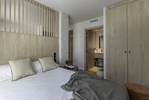 Studio | Laptop workspace, blackout drapes, soundproofing, free cribs/infant beds