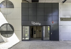 A modern building entrance with a sign reading "libere". - Líbere Pamplona Yamaguchi (Pamplona)