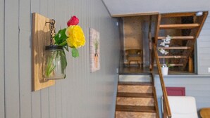 A staircase with wooden steps leading to a landing. - Welcome to Genets du Sancy (BESSE-ET-SAINT-ANASTAISE)
