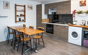 Refrigerador, microondas, cafetera y tetera y tostadora 