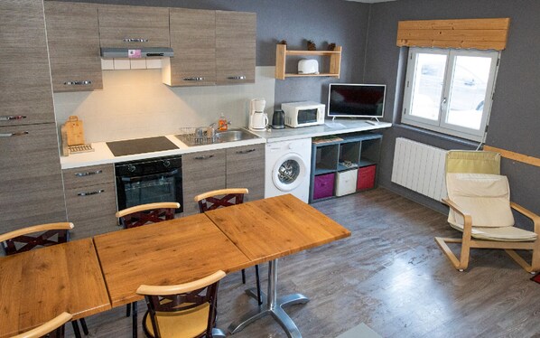 Køleskab, mikrobølgeovn, kaffe-/temaskine, brødrister