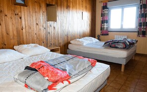 2 bedrooms, travel cot, bed sheets