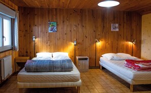 2 slaapkamers, reisbedje, beddengoed