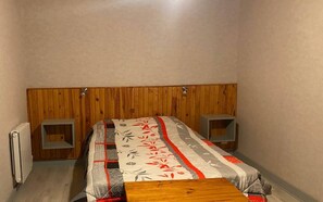 2 chambres, lit parapluie, draps fournis