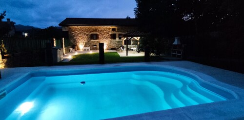 Individual stone house with 450m2 garden, secure pool, gazebo and barbecue.