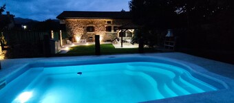 Individual stone house with 450m2 garden, secure pool, gazebo and barbecue.