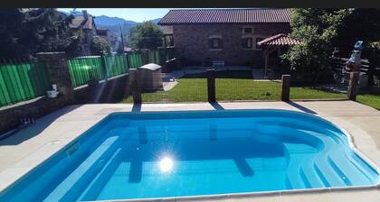Individual stone house with 450m2 garden, secure pool, gazebo and barbecue.
