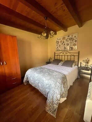 4 bedrooms, desk, iron/ironing board, free WiFi