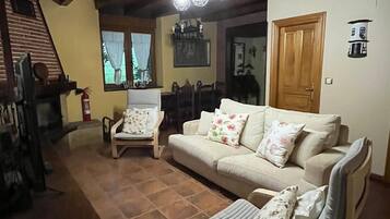 Una Smart TV, una chimenea, videojuegos