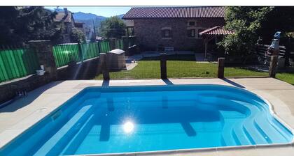 Individual stone house with 450m2 garden, secure pool, gazebo and barbecue.