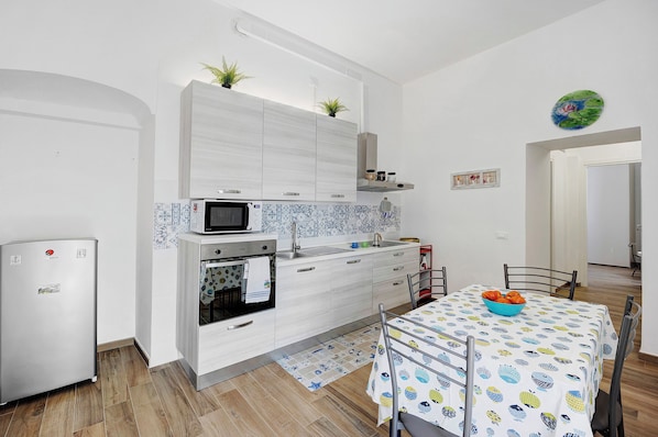 Kühlschrank, Mikrowelle, Ofen, Herdplatte