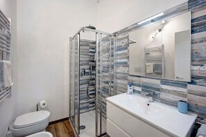 Shower, towels - Pet-Friendly Apartment 'La Colombera' with Sea View, Garden & Wi-Fi (Alassio)