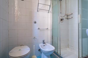 Badekar, hårtørrer, håndklæder