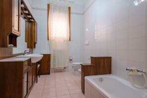 Kylpyamme, hiustenkuivaaja, pyyhkeet