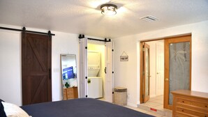 2 室のベッドルーム、デスク、アイロン / アイロン台、WiFi